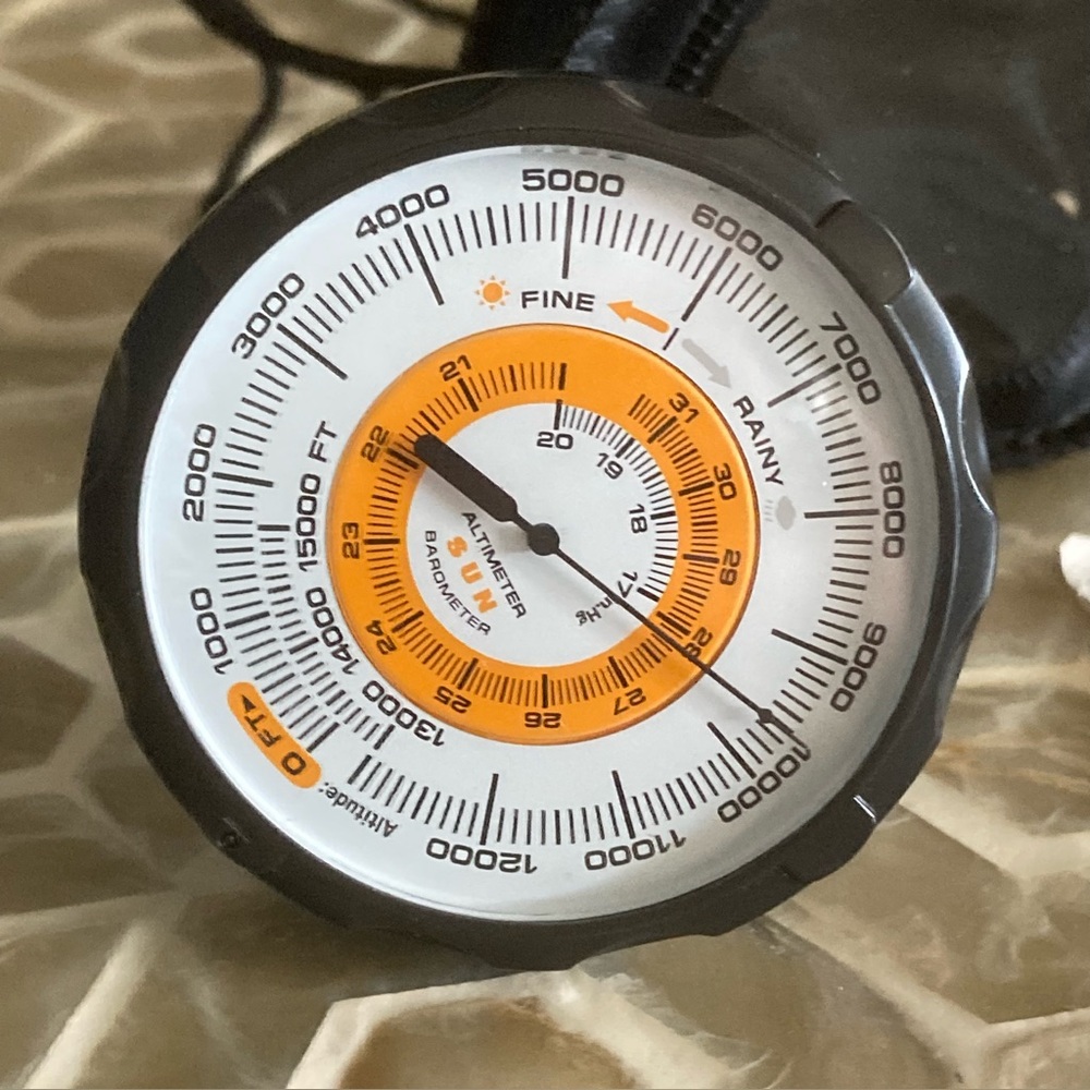 Sun Company Altimeter 202 Altimeter/Barometer with Leather Case - Picture 3 of 7